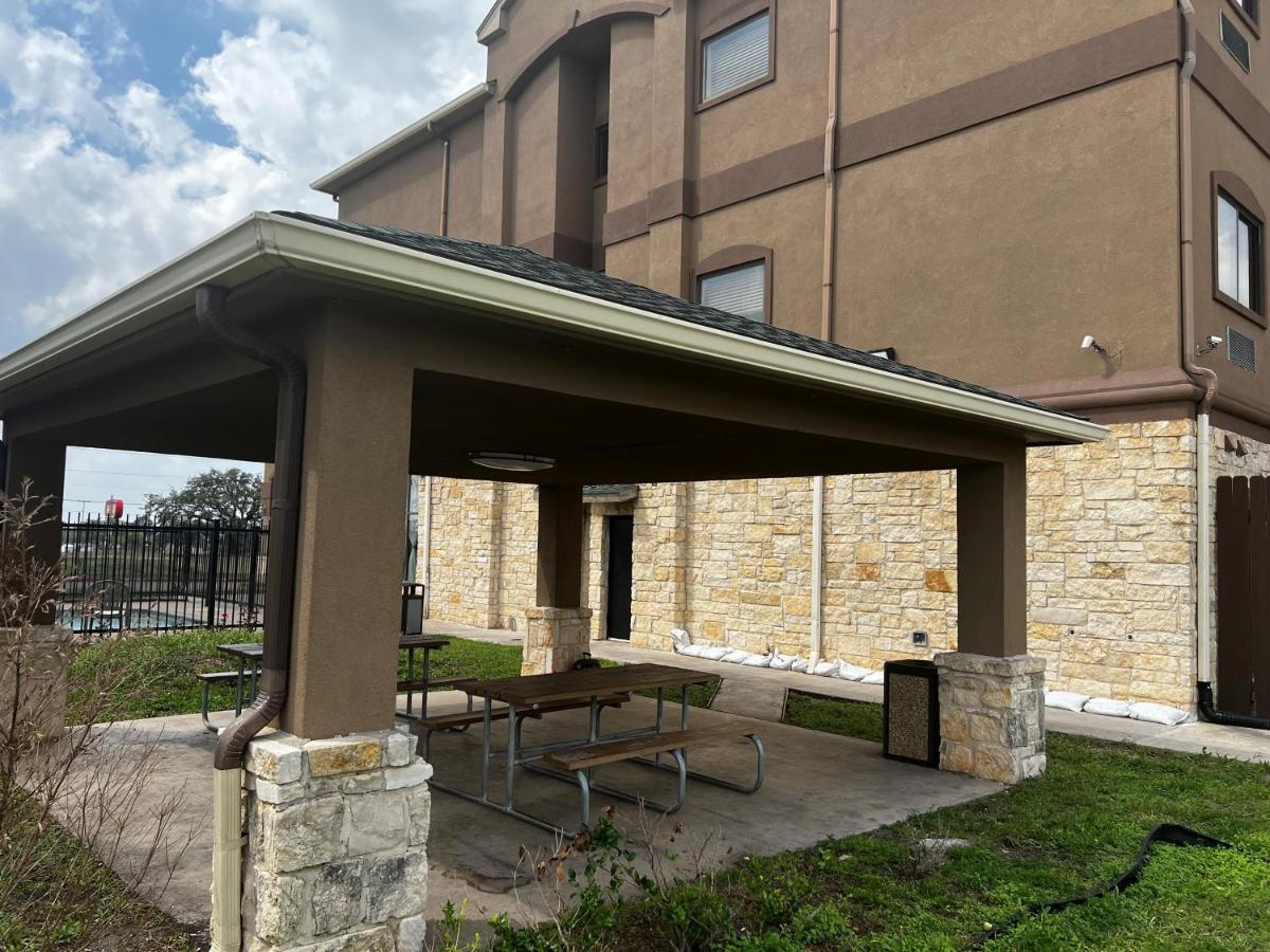 Hotel Baymont By Wyndham Cuero Exterior foto